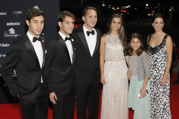 Daniel y Rodrigo Hajj Slim (extrema izquierda) son hijos de