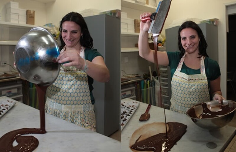 Sary dentró de la cocina Sacheé preparando chocolates.