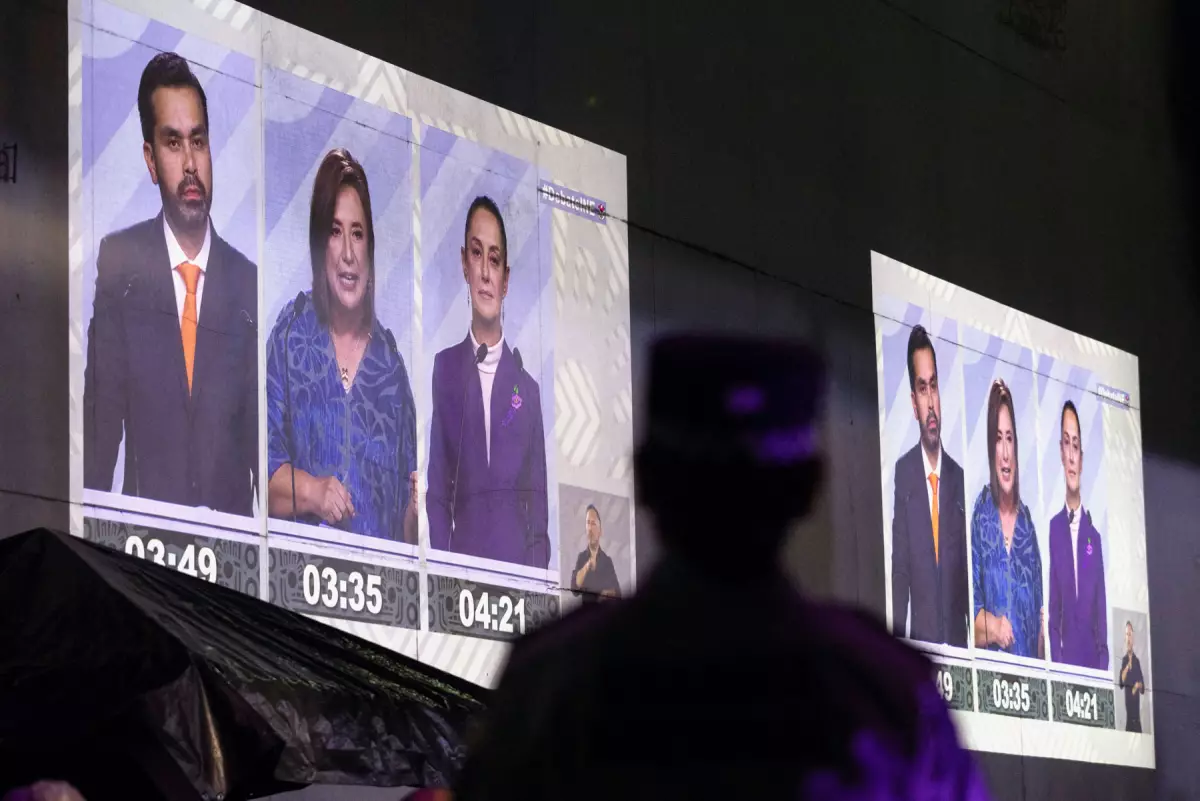 Espectadores observan el tercer debate