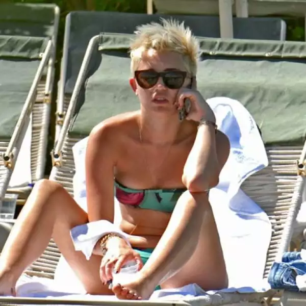 Miley Cyrus fue captada este fin de semana en la alberca de un hotel en California, sin embargo, no la vimos divertirse, parecía angustiada.
