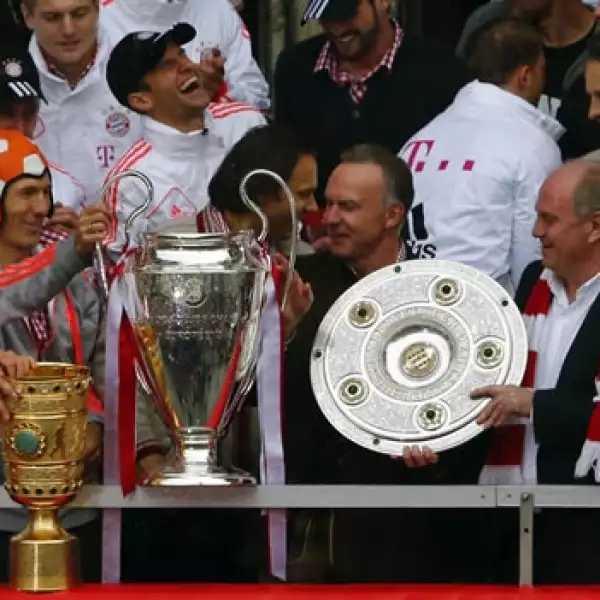 El Bayern celebra su triplete en casa