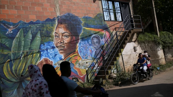 Motociclistas pasan frente a un mural que representa a la candidata de izquierda a la vicepresidencia colombiana, Francia Márquez, en Suárez, Colombia.