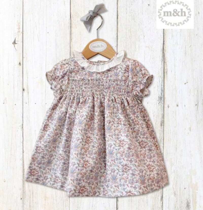 Este vestido es de la firma de ropa infantil M&H, y solo se vende en cinco tiendas en España.