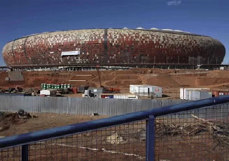 Sudáfrica y la OMS contemplan medidas sanitarias para evitar el virus H1N1 en Sudáfrica 2010. En la foto el estadio que se prepara para la copa, Soccer City, aún en construcción. (Foto: AP)