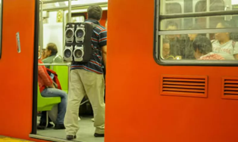 Los vagoneros reciben una beca para capacitarse con el fin de que dejen el comercio informal. (Foto: Cuartoscuro)