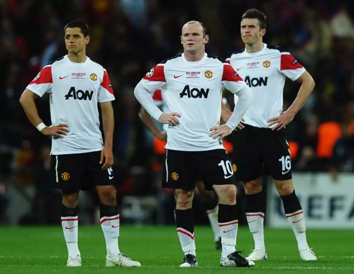 Javier Hernández y sus compañeros del Manchester United decepcionados por perder la final.