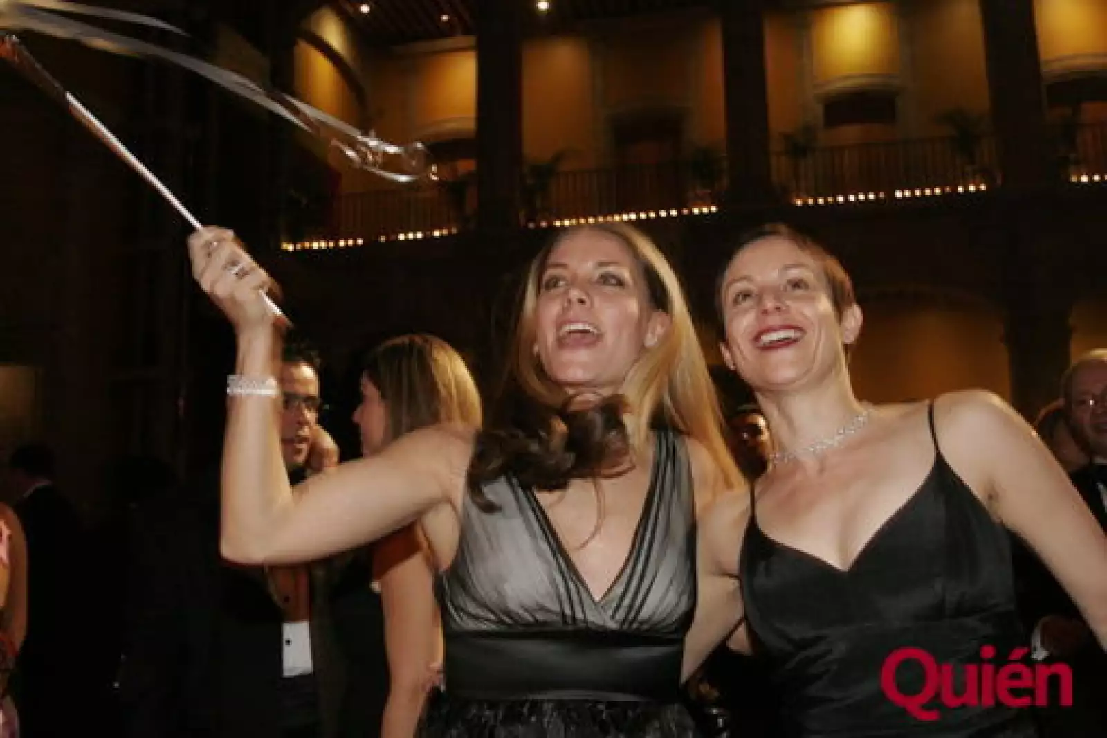 Valezka Corona, Hil Gocher