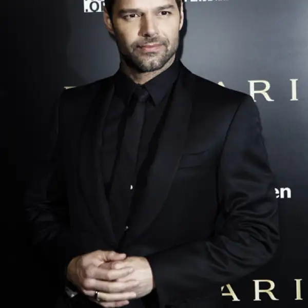Ricky Martin llegó muy elegante vestido todo de negro.
