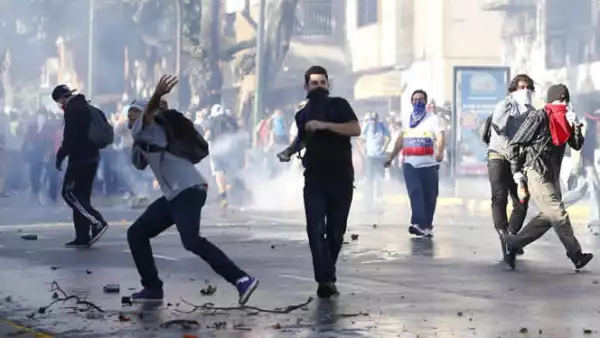 El presidente Maduro asegura que las protestas son un intento de golpe de Estado planeado por la oposición con financiamiento de EU.