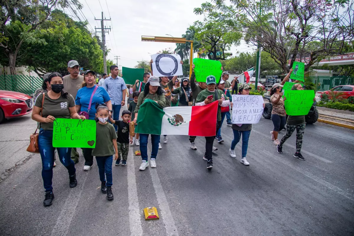 Cientos marchan en defensa de militares en varias ciudades de México