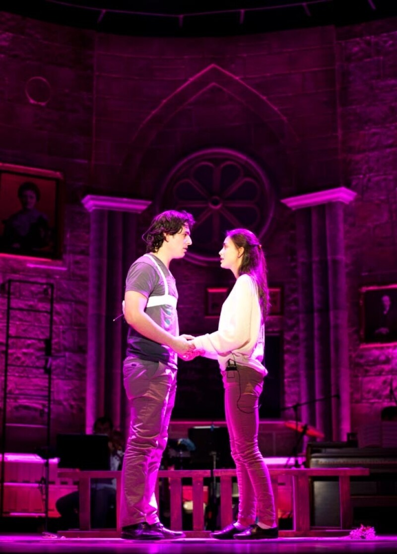 Los protagonistas Alan Estrada y Melissa Barrera en los personajes de Melchior y Wendla.