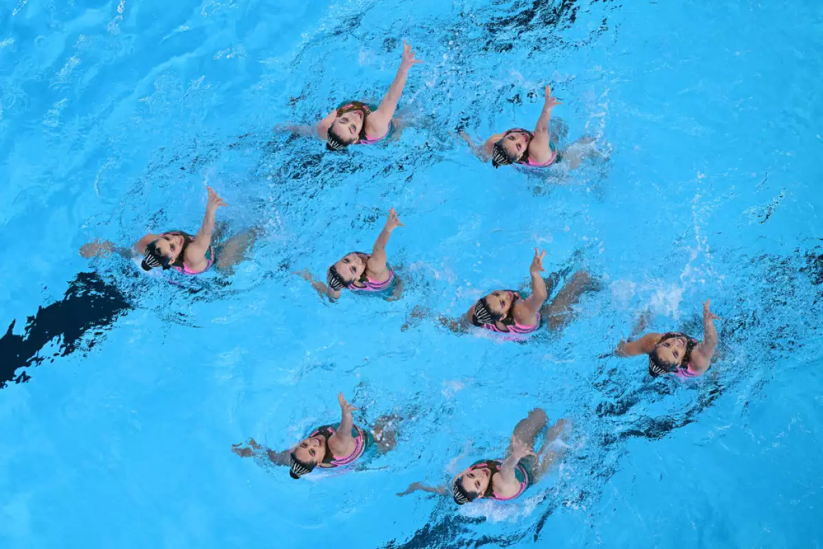 Foto del equipo de natación artística de México durante su rutina en la alberca de Doha, Qatar.