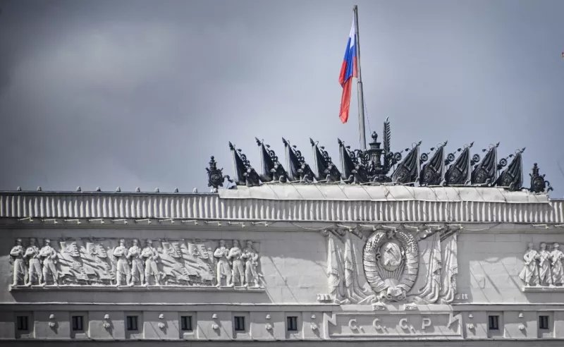 Una bandera tricolor nacional rusa encabeza la sede del Ministerio de Defensa ruso en la orilla del río Moskva en Moscú el 14 de mayo de 2024. Rusia arrestó a un general de alto rango por acusaciones de corrupción, informaron las agencias de noticias estatales rusas el 23 de mayo de 2024, el tercer arresto de una figura militar de alto rango en servicio en el último mes. Un tribunal militar ordenó que Vadim Shamarin, subjefe del Estado Mayor General de Rusia, permanezca bajo custodia bajo sospecha de aceptación de sobornos a gran escala, un cargo que conlleva hasta 15 años de prisión, informaron los medios estatales.