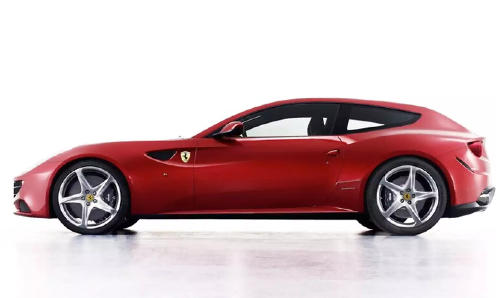 Su consumo de gasolina es de 15.4 litros por kilómetro recorrido y emite 360 gramos de dióxido de carbono en la misma distancia.