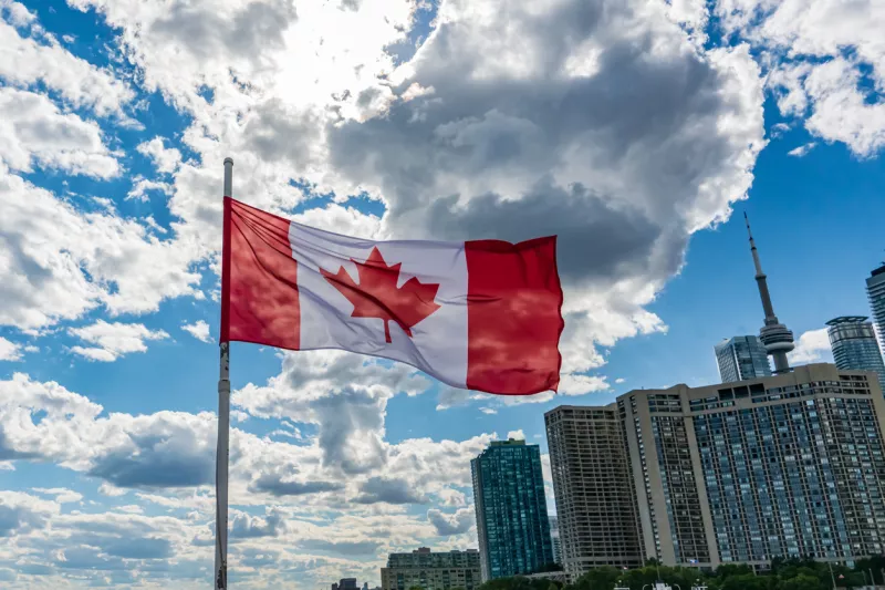 Torono, Ontario. La bandera canadiense ondea con el viento. 