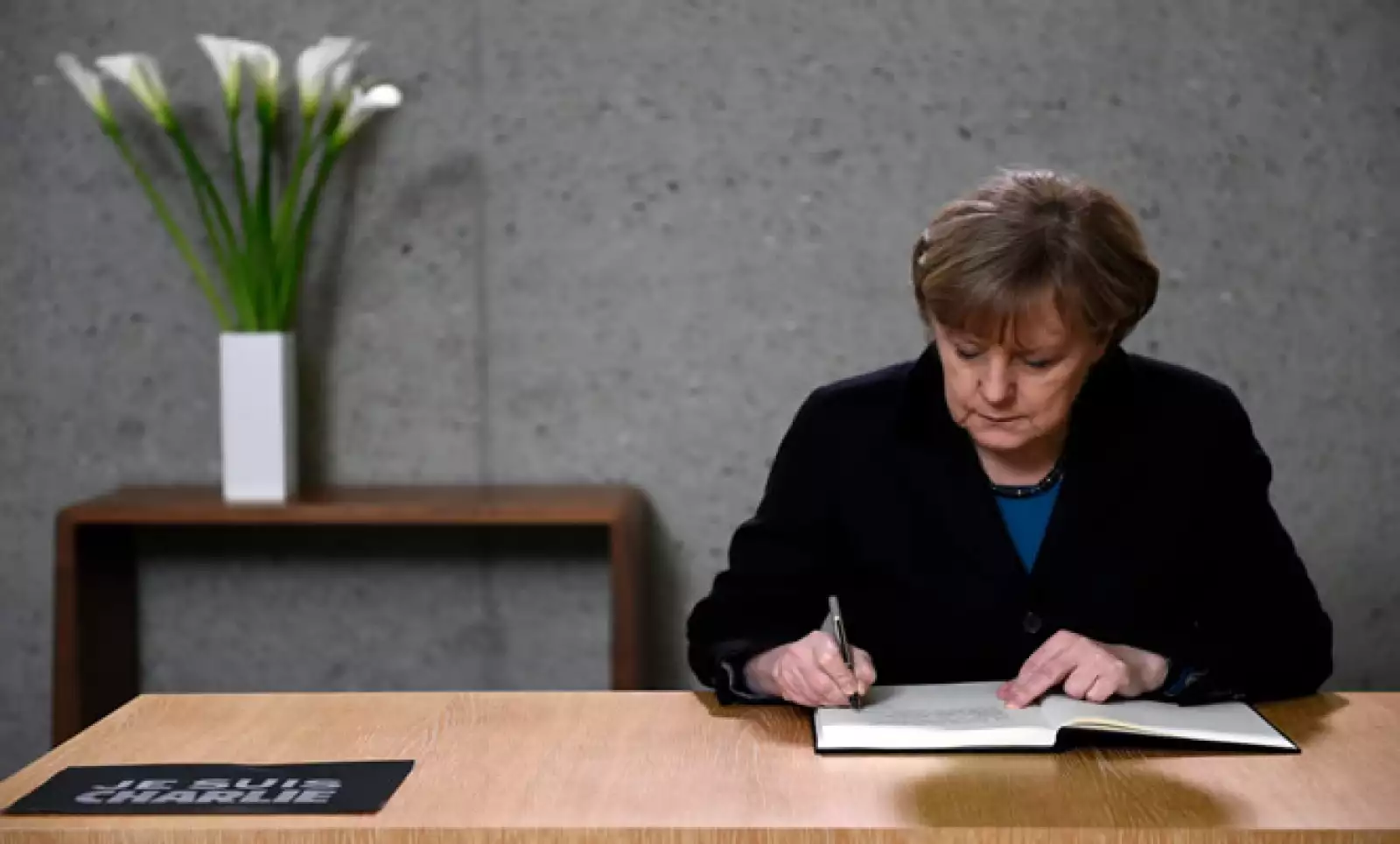 Escribió en el libro de condolencias y condenó el ataque a la libertad de expresión.