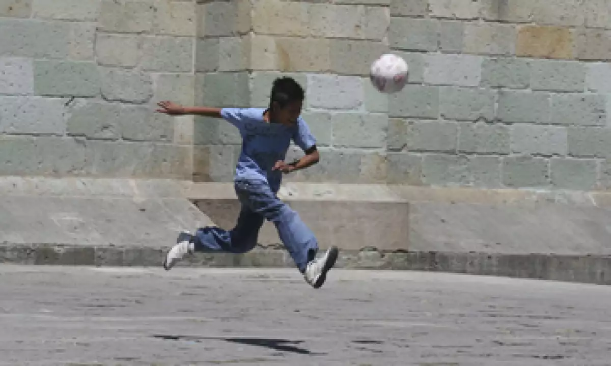 A la lista de actividades laborales que son anheladas por los mexicanos se suma la de futbolista. (Foto: Cuartoscuro)