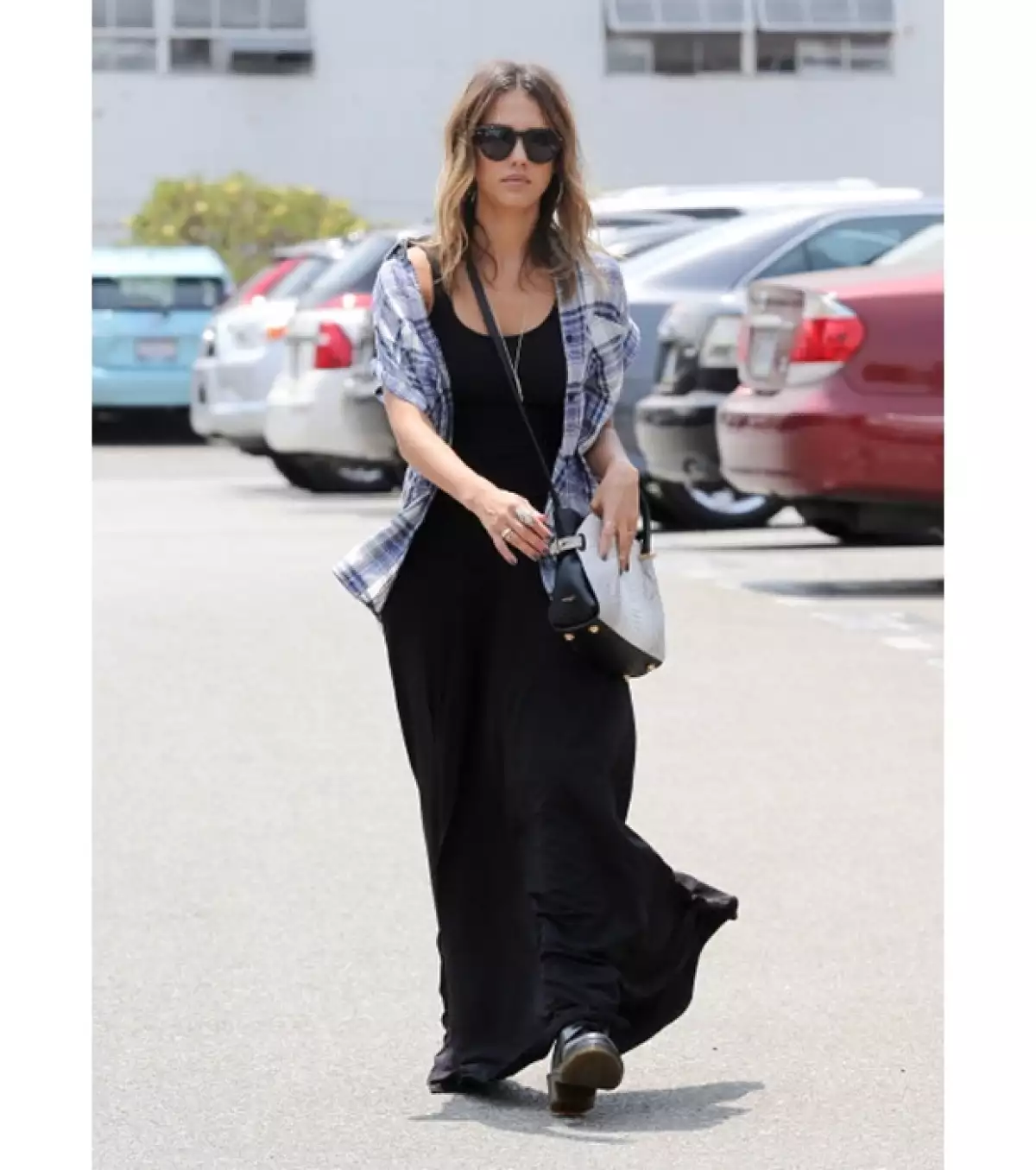 Una camisa a cuadros desabotonada es ideal para un look casual.