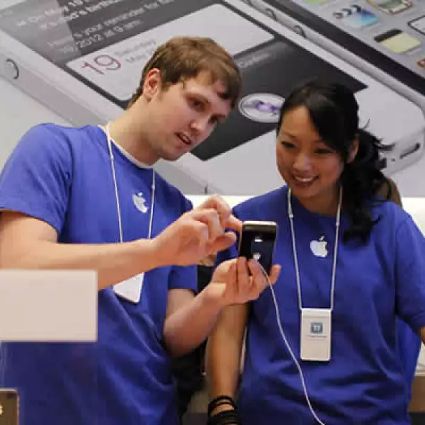 Cuando se les preguntó cuál sería la primera función que usarían del iPhone 4S, Mosca contestó: "Preguntar dónde está Steve", refiriéndose al software activado por voz "Siri" que trae el teléfono.