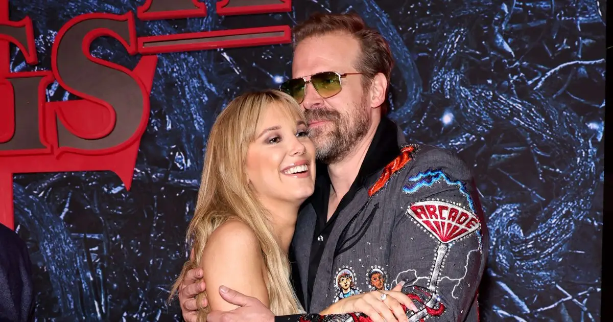 Millie Bobby Brown y David Harbour