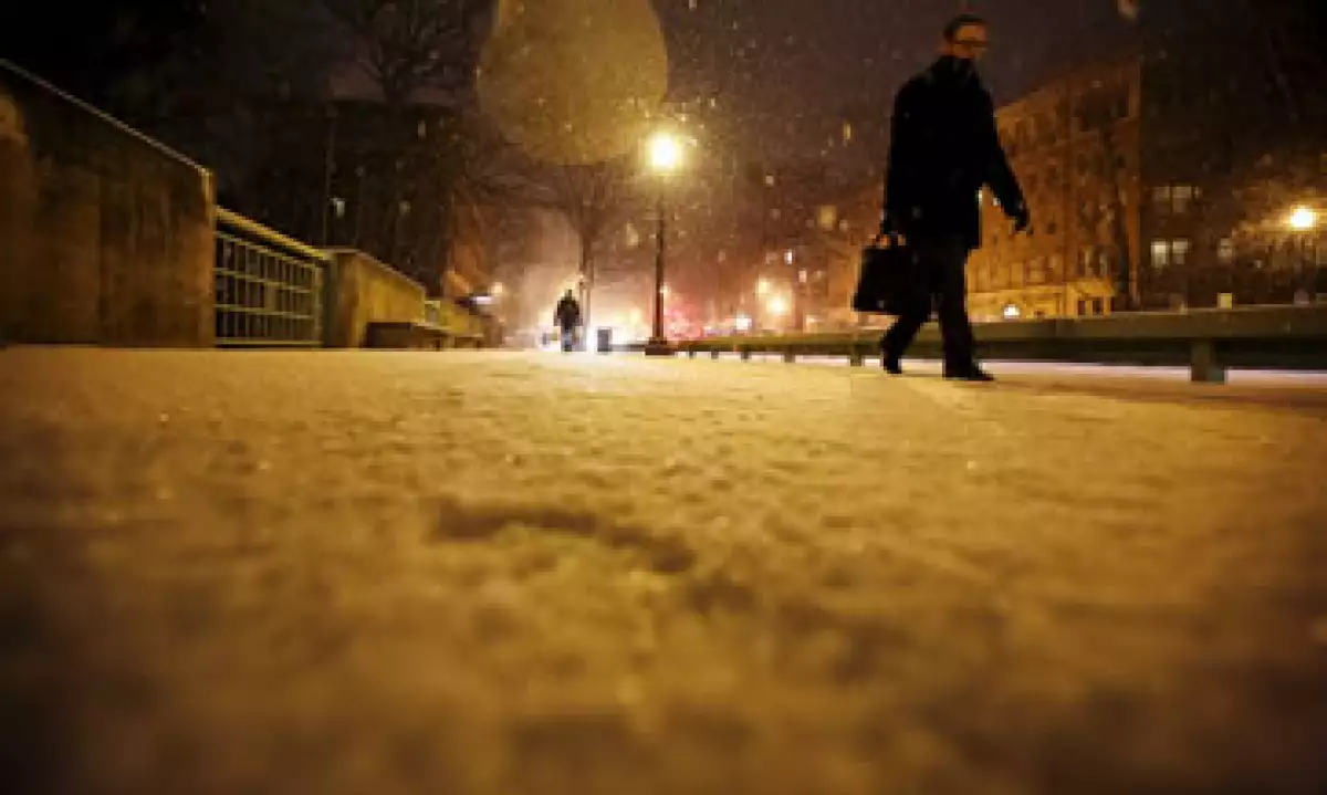 Una persona camina por una calle cubierta de nieve en Washington, D.C.; se espera una tormenta épica en el noreste de Estados Unidos el viernes. (Foto: Reuters )