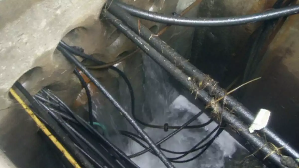 Agua cayendo a un pozo del reactor 3