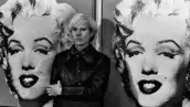 Andrew Warhola, nacido en 1928 en Pittsburg, hijo de imigrantes Eslovacos, posa frente a un retrato doble de la estrella de cine Marilyn Monroe en el Tate Gallery de Londres en 1971.