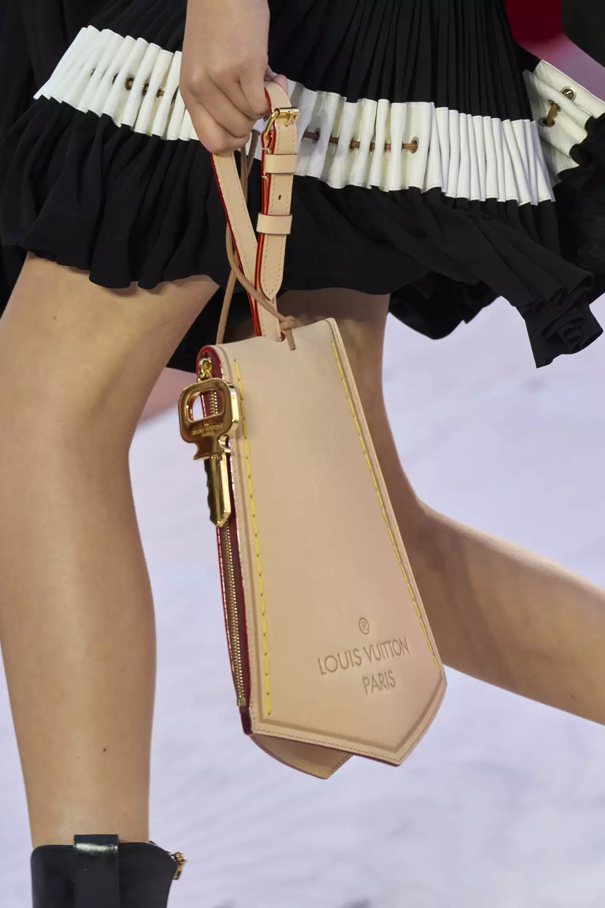 VUITTON ss23 desfile escala proporciones
