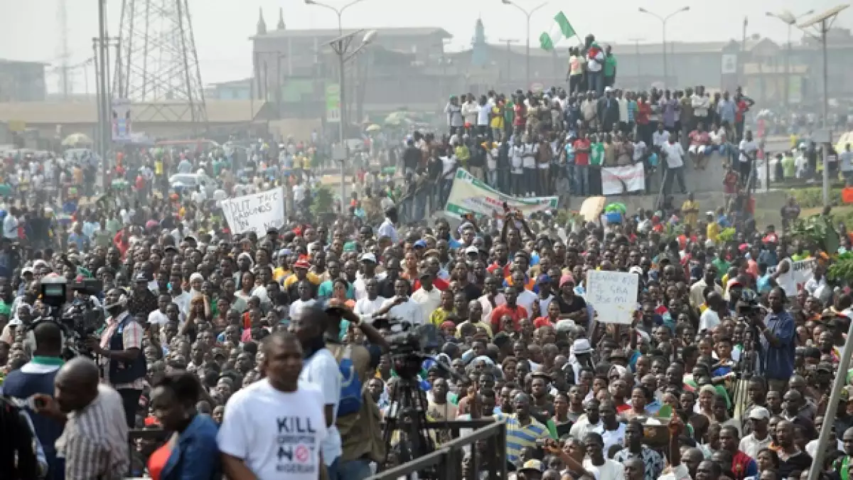 nigerianos protestan contra el aumento en el precio del combustible