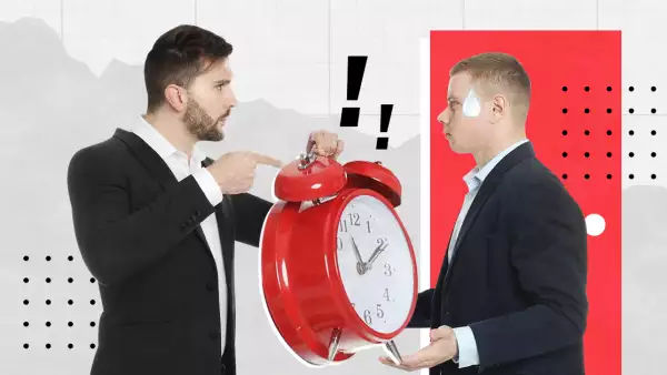 Dos hombres de traje frente a frente con un reloj en las manos.