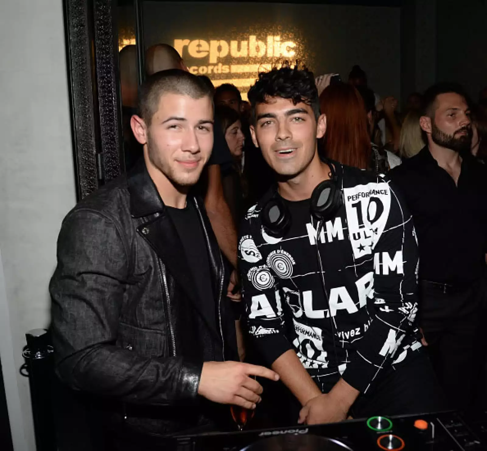 Los hermanos Nick y Joe Jonas también estuvieron en el evento.
