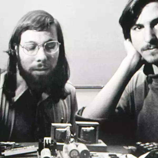Su amigo Bill Fernandez le presentó al joven ingeniero Steve Wozniak, con quien fundó la empresa de la manzana. Su primer producto, Apple I, fue construido en madera y con una placa de circuitos.