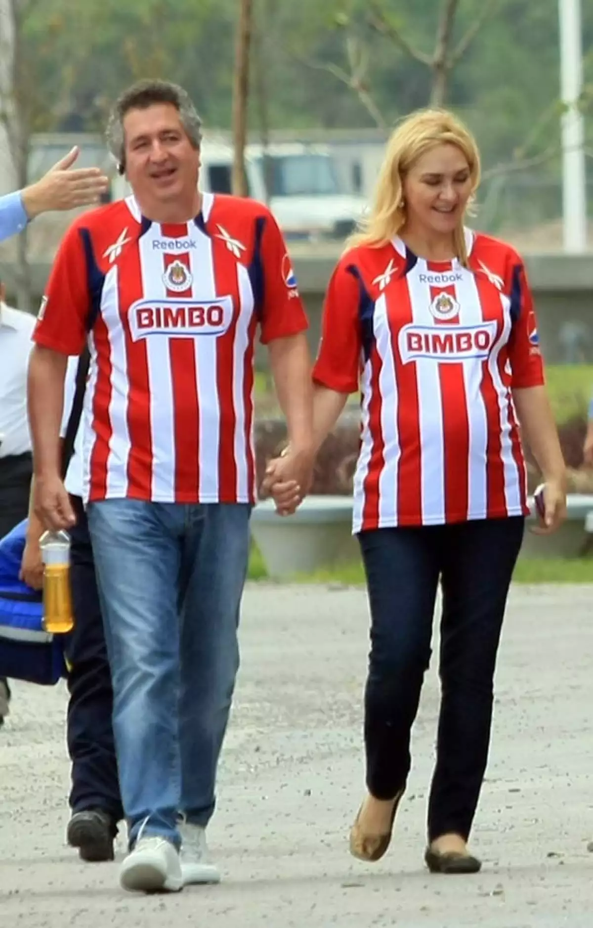 La esposa de Jorge Vergara, dueño de las Chivas, lució feliz en su séptimo mes de gestación en la toma de la foto oficial del equipo del Guadalajara.