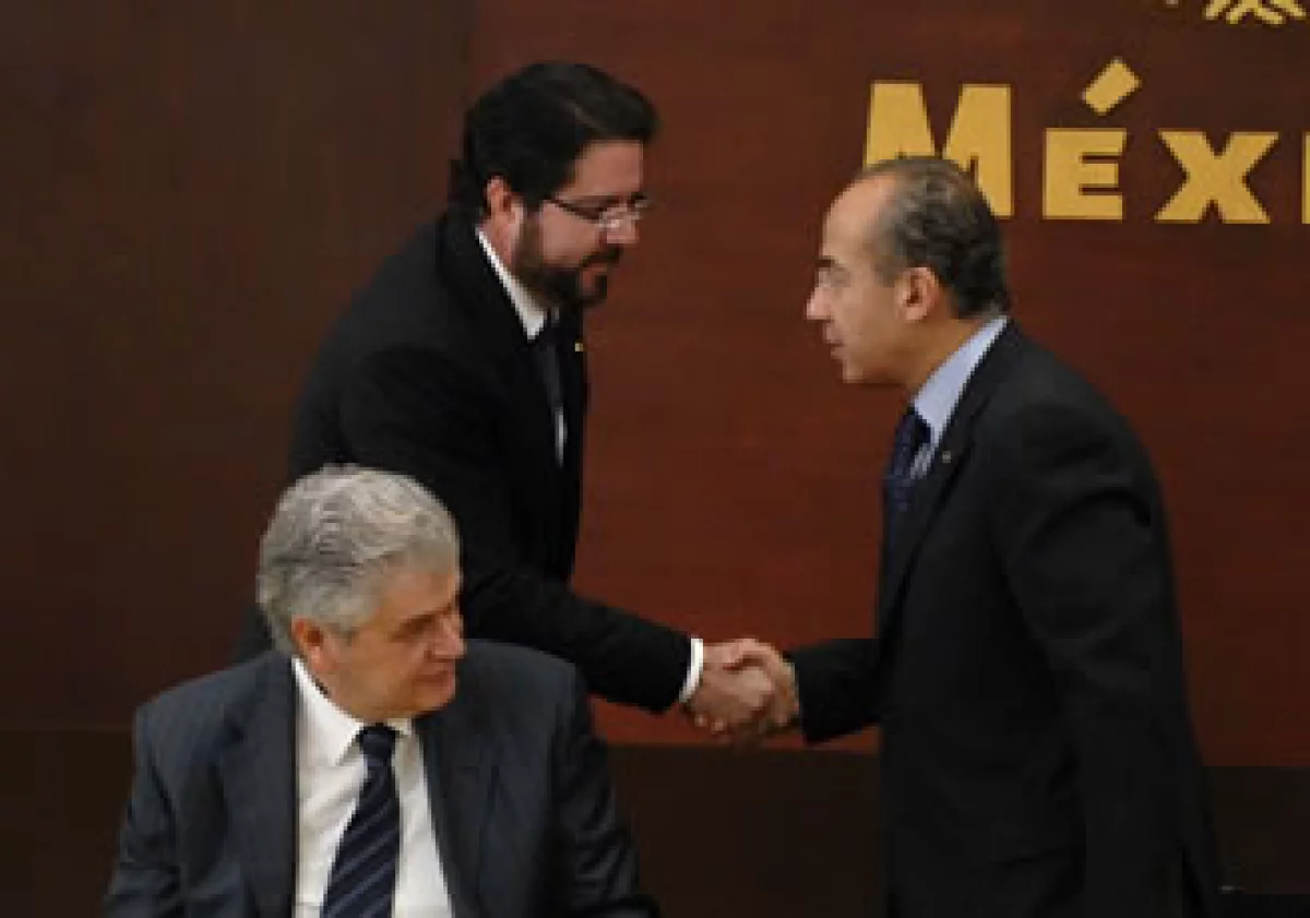 Antonio Vivanco prometió continuar con la homologación del servicio eléctrico en el país. (Foto: Notimex)