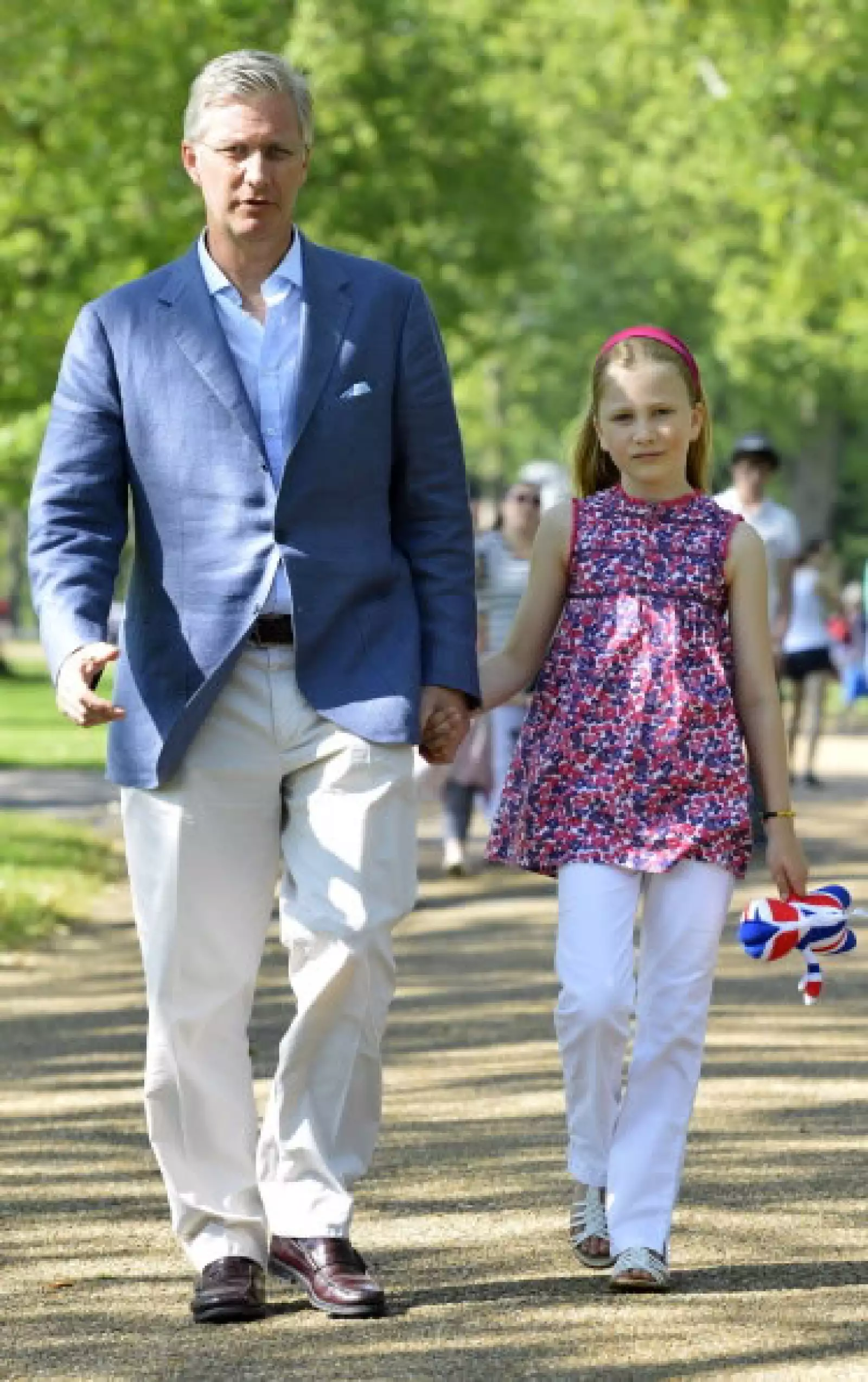 Su padre, el Rey Felipe, la apoya y la acompaña hasta la escuela, como cualquier padre.