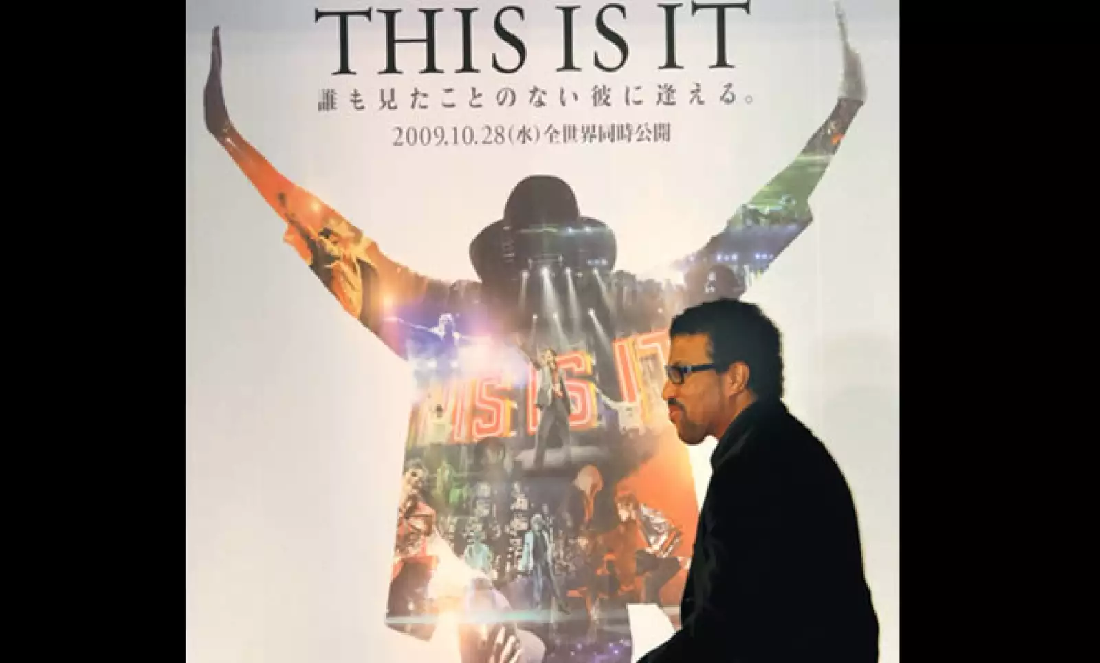 El miércoles 28 fue el estreno mundial de “This is it”, película documental de Michael Jackson. Muchos admiradores del rey del pop de todo el mundo fueron vestidos como su ídolo. Aquí, el cantante estadounidense Lionel Richie llega al estreno de Tokio.