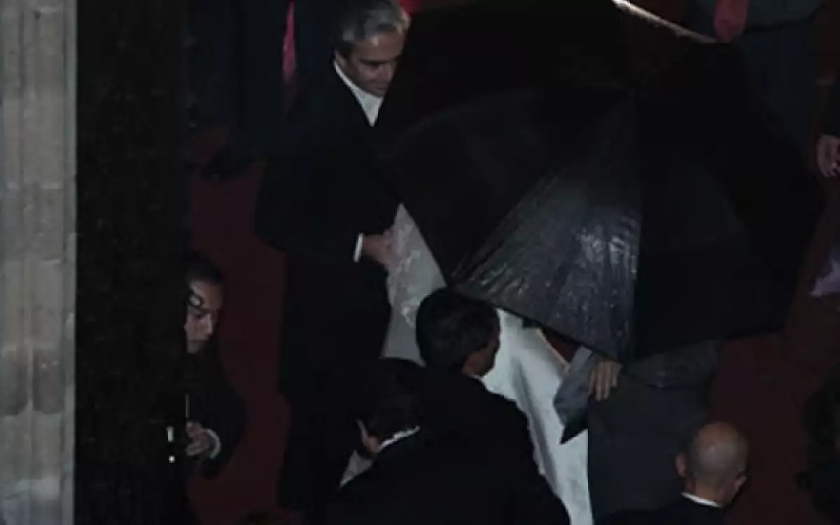 Lorenzo Lazo recibió a Edith con un beso ante la mirada de todos los presentes.