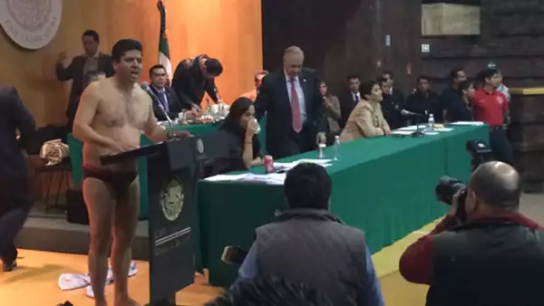 El diputado del PRD, Antonio García Conejo se desnudó durante su participación en el debate como protesta contra la reforma energética.