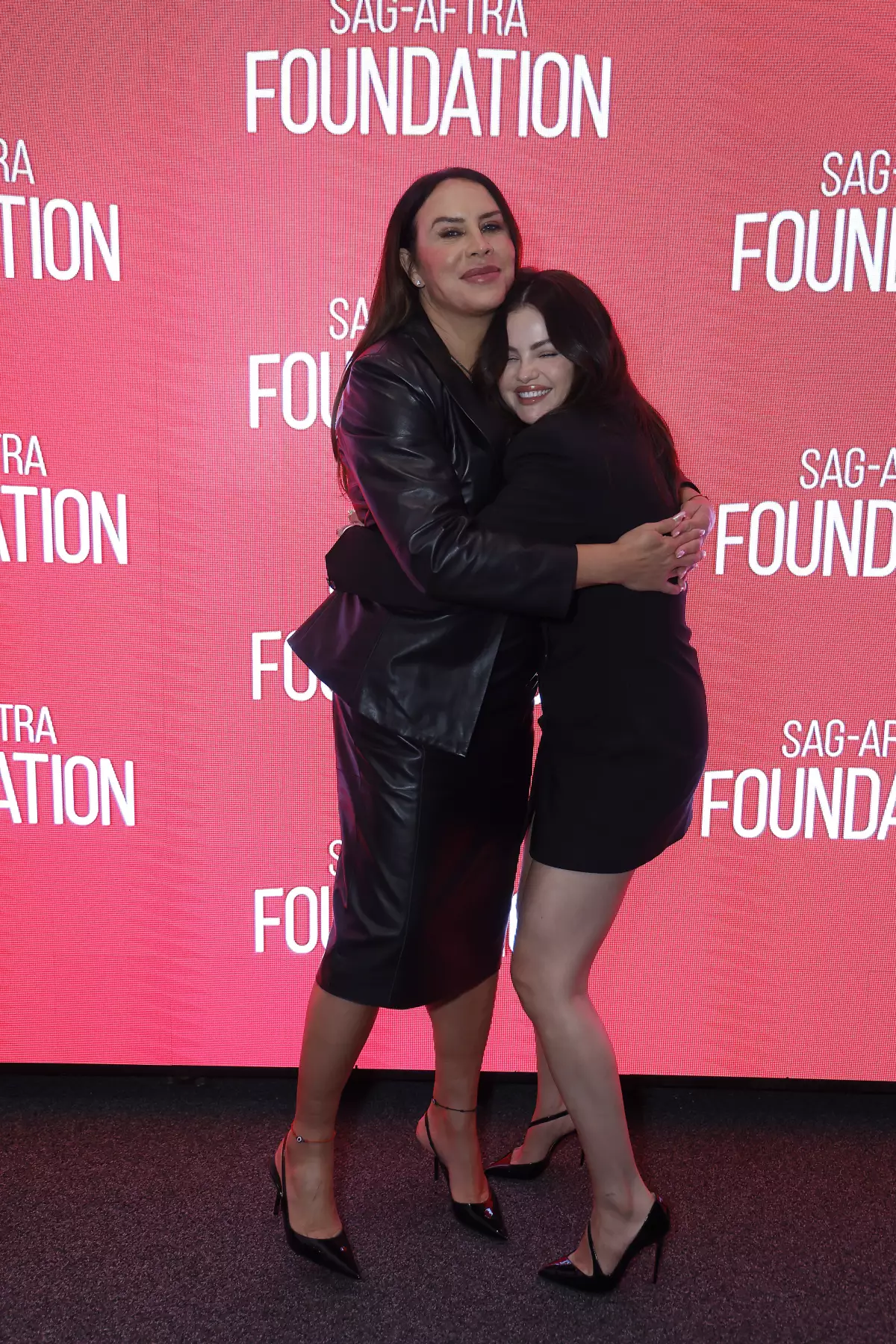 Karla Sofía Gascón y Selena Gomez