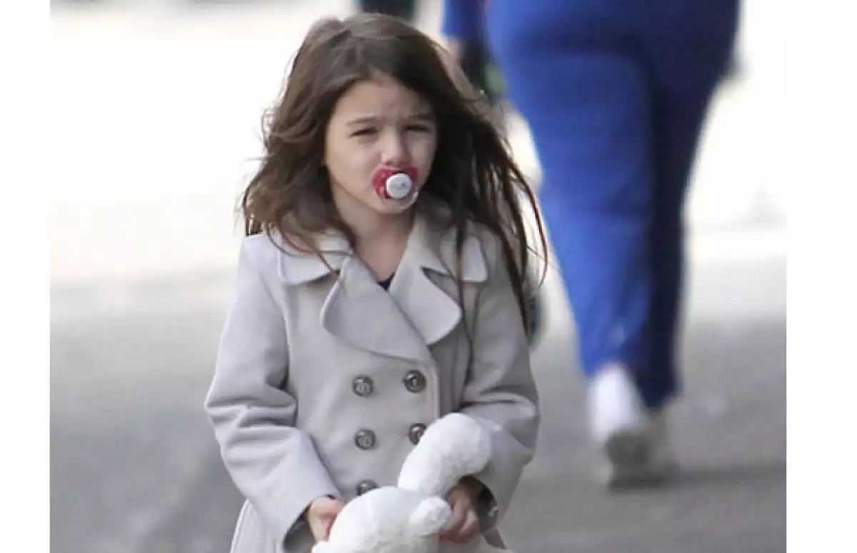 La hija de Katie Holmes y Tom Cruise es la favorita de los paparazzi, pero además se ve que sus papás cumplen todos sus caprichos en cuanto a ropa, juguetes, dulces. etc.