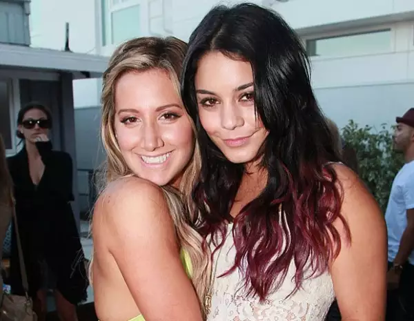 La actriz acompañó a su amiga a la fiesta.