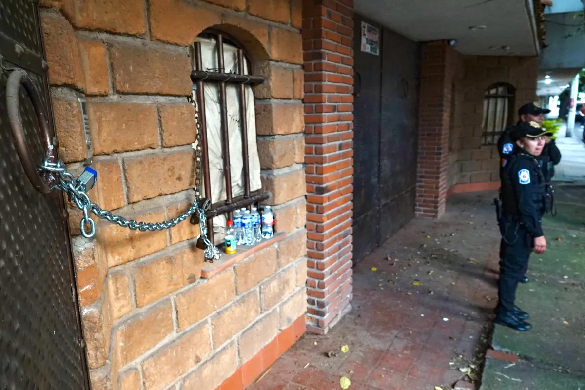 Policías resguardan un inmueble en la colonia Del Valle, alcaldía Benito Juárez, asegurado tras un intento de despojo.