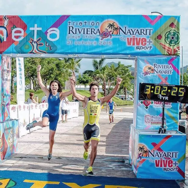 Si se trata de aventuras en pareja, estos actores nos demuestran el éxito que han logrado juntos. Este fin de semana obtuvieron el cuarto lugar en el triatlón de la Riviera Nayarit.