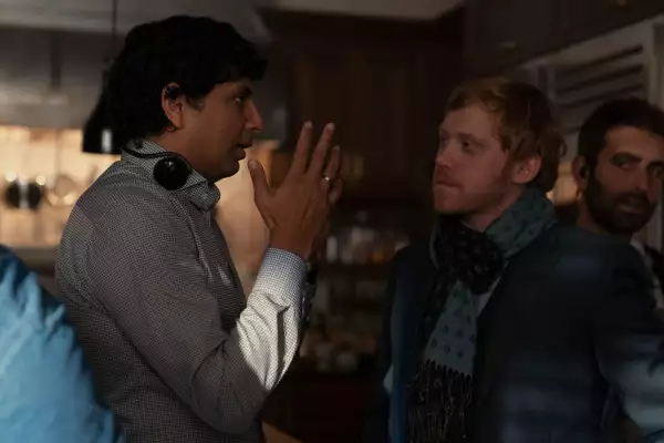 M. Night Shyamalan habla de Servant, serie que estrena su cuarta y última temporada en Apple TV+