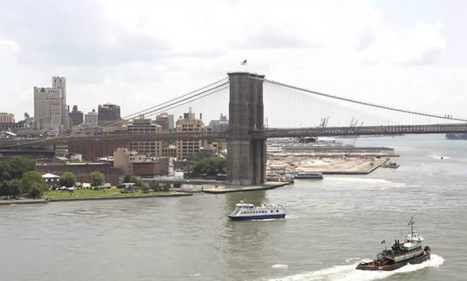Nueva York te ofrece paseos tranquilos bajo los puentes de Brooklyn.