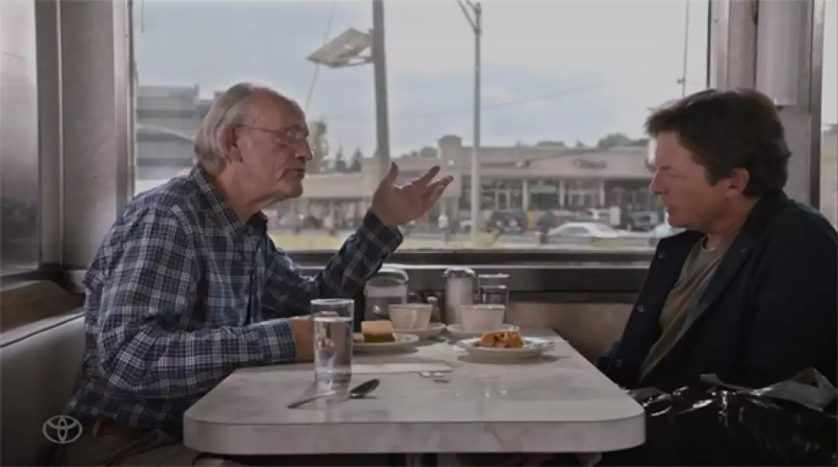 En un comercial, Michael J. Fox y Christopher Lloyd se reunieron para conocer una nueva tecnología que puede convertir la basura en combustible, tal como aparece en "Volver al Futuro".