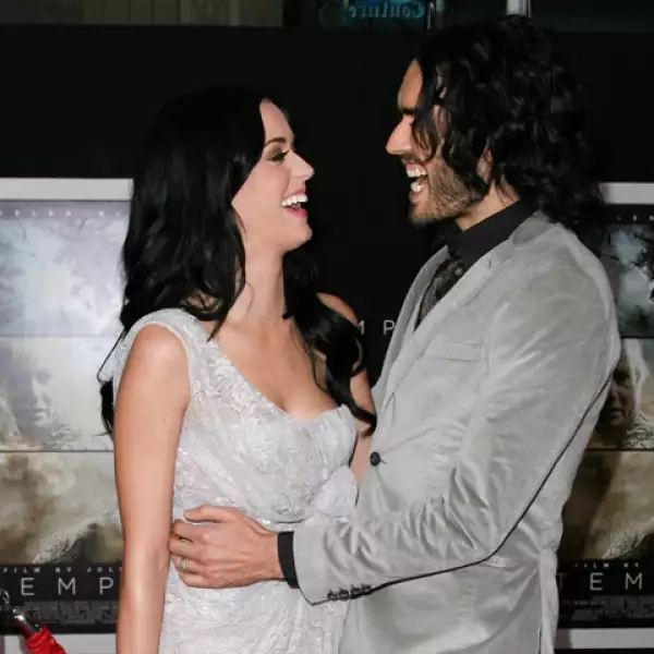 Katy Perry y Russel Brand se acaban de casar en el 2010. En los eventos a los que asisten juntos siempre están riendo y abrazando, son una pareja ideal.