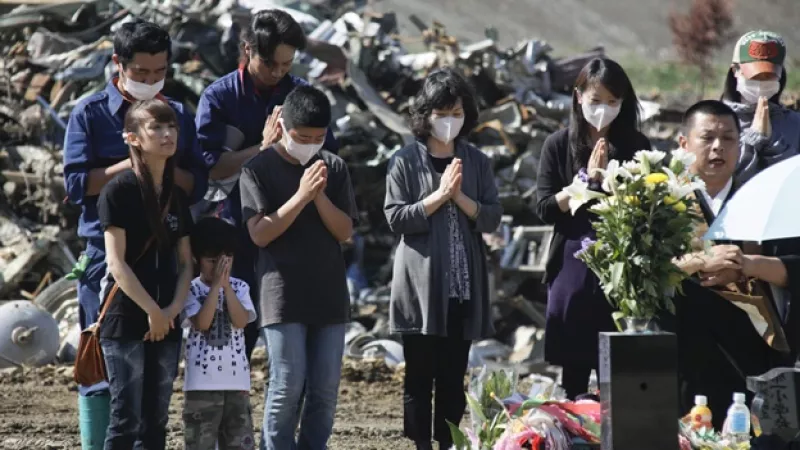 japonses guardan un minuto de silencio por las victimas del terremoto