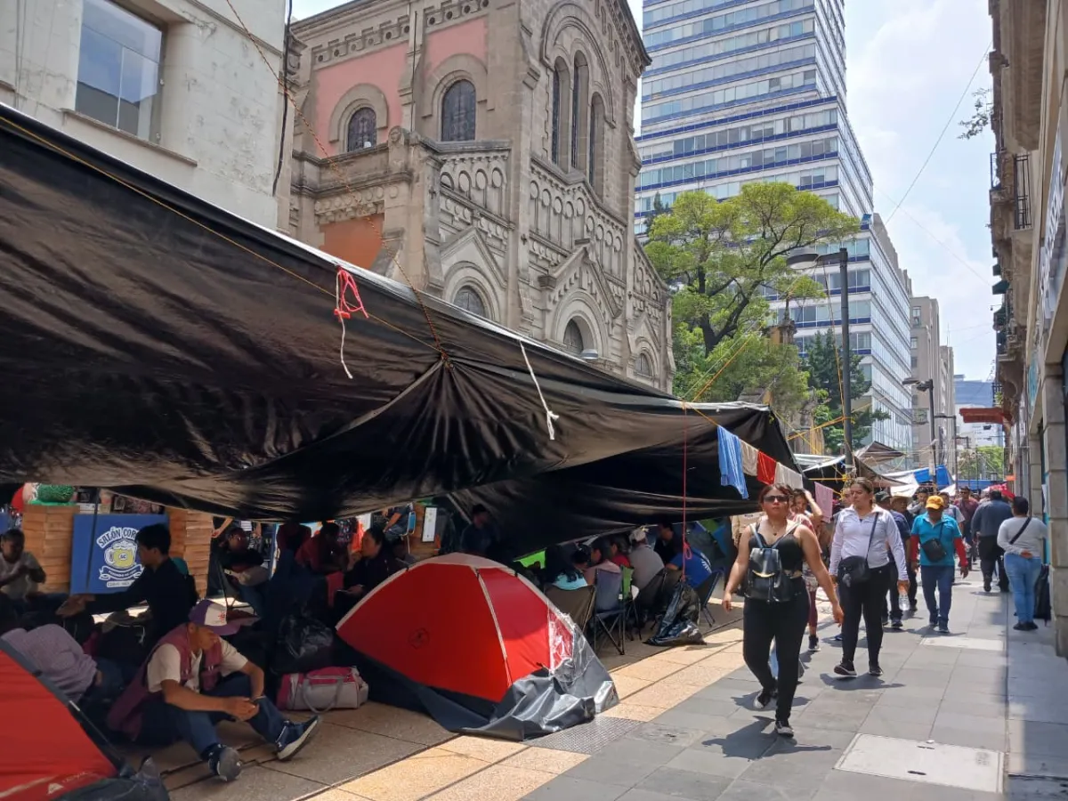 Campamento de la CNTE en la calle Madero