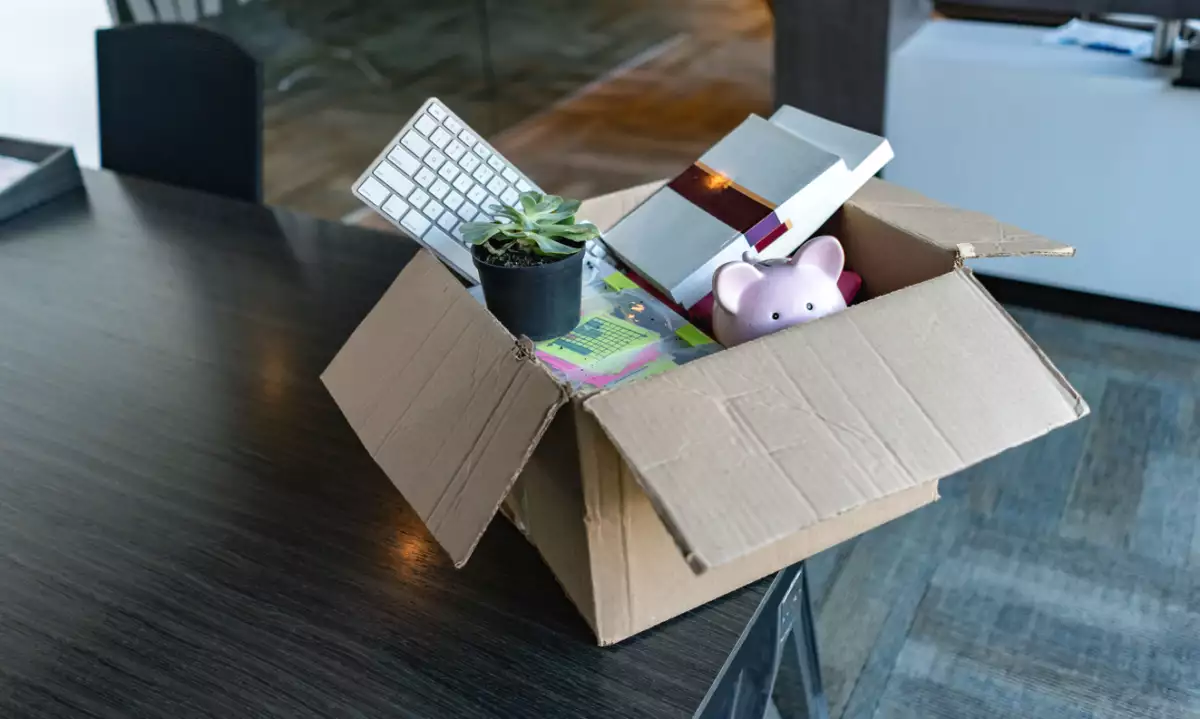 caja con artículos de empleado por despido injustificado